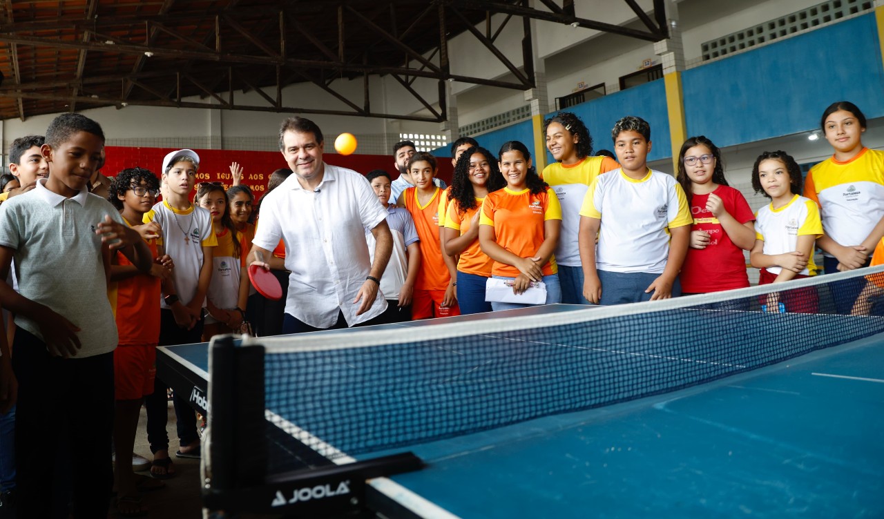 prefeito evandro jogando tênis de mesa